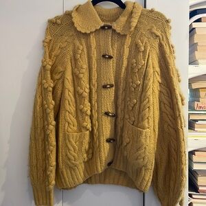 Doen yellow sweater!